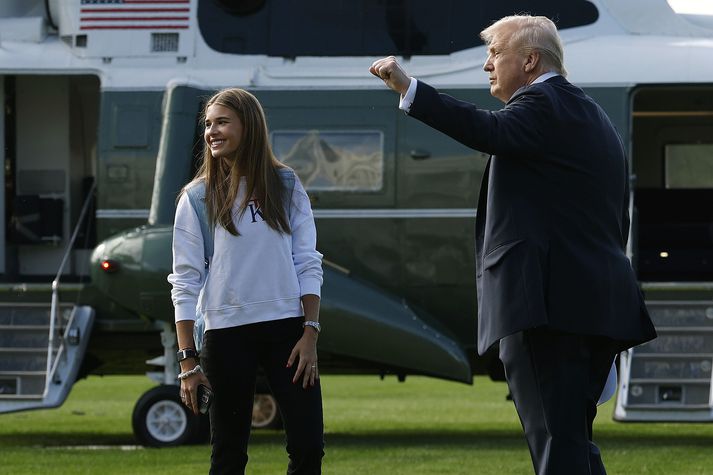 Donald Trump Bandaríkjaforseti með barnabarni sínu og kylfingnum Kai Trump fyrir framan þyrlu forsetans.