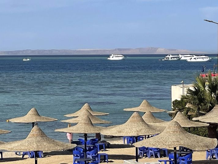 Bátar sjást leita að fólki úr kafbátnum Sindbad sem sökk nærri Hurghada í Egyptalandi í gær.