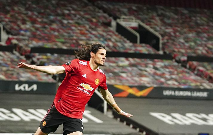 Edinson Cavani fagnar öðru marka sinna á Old Trafford í gær en þarf að ímynda sér hvernig væri að skora þar fyrir framan 74 þúsund áhorfendur.