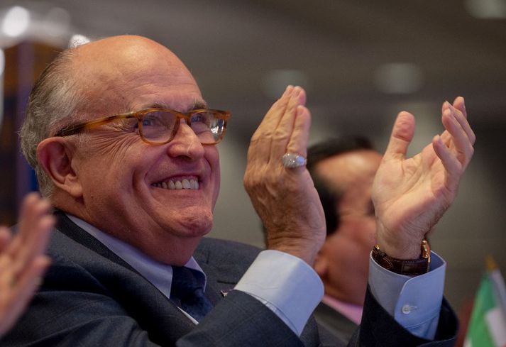 Rudy Guiliani fer fyrir lögfræðiteymi Bandaríkjaforseta.