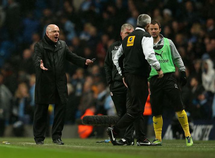 Brian McDermott, stjóri Reading, mótmælir sigurmarki Man. City gegn Reading á Þorláksmessu.