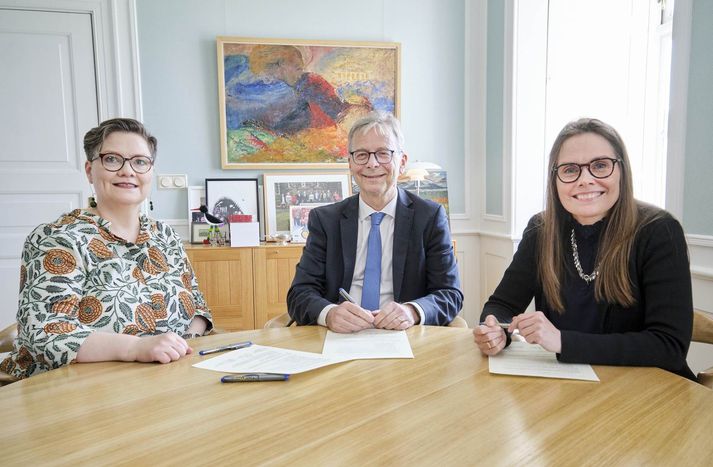 Eyja Margrét J. Brynjarsdóttir, stjórnarformaður Siðfræðistofnunar, Jón Atli Benediktsson, rektor Háskóla Íslands, og Katrín Jakobsdóttir forsætisráðherra undirrita samninginn.