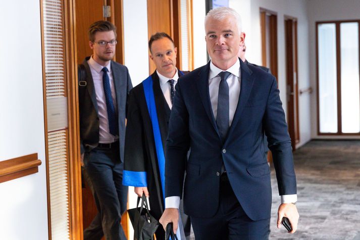 Lárus í Landsrétti árið 2020. Óttar Pálsson, lögmaður hans á öllum dómstigum og fyrir Mannréttindadómstólnum, er fyrir aftan hann á myndinni.