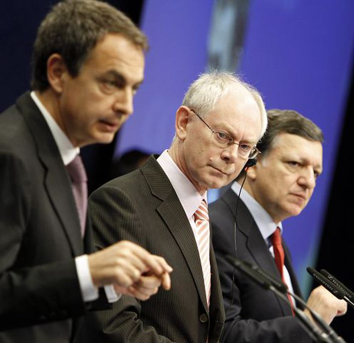 Jose Luis Rodriguez Zapatero, forsætisráðherra Spánar, Herman Van Rompuy, forseti leiðtogaráðs ESB, og Jose Manuel Barroso, forseti framkvæmdastjórnar ESB, ræða framtíðina.  Fréttablaðið/AP