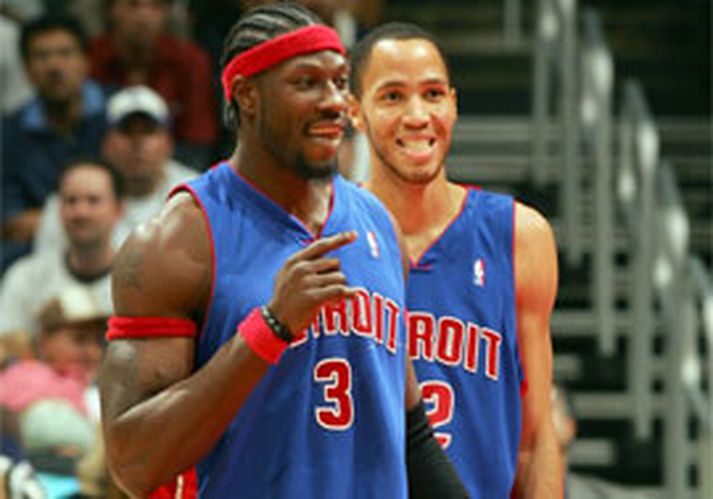 Ben Wallace og Tayshaun Prince fagna hér sigrinum á LA Clippers í nótt, en Detroit hefur byrjað liða best í deildinni það sem af er vetri, hefur unnið 15 af 17 fyrstu leikjum sínum