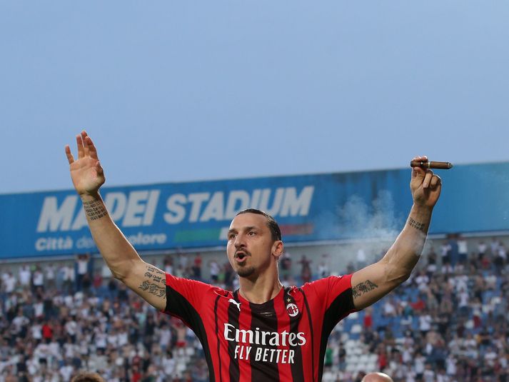 Zlatan Ibrahimovic kveikti sér í vindli eftir að AC Milan varð ítalskur meistari.