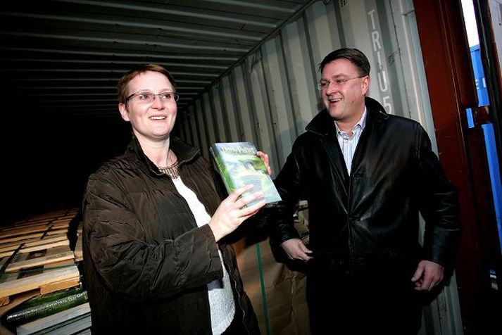 Potter í höfn. Baldur Guðnason, forstjóri Eimskipafélagsins, opnaði gáminn sjálfur og afhenti Bryndísi Loftsdóttur, vörustjóra íslenskra bóka hjá Pennanum, fyrsta eintakið.