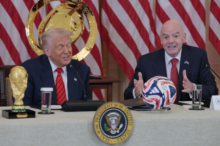 Donald Trump Bandaríkjaforseti hitti blaðamenn við hlið Gianni Infantino, forseta FIFA.