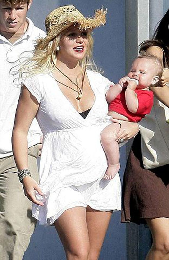 Britney hefur látið breyta erfðaskrá sinni til að koma í veg fyrir að móðir hennar, Lynne, fái forræði yfir sonum hennar og Kevins Federline.