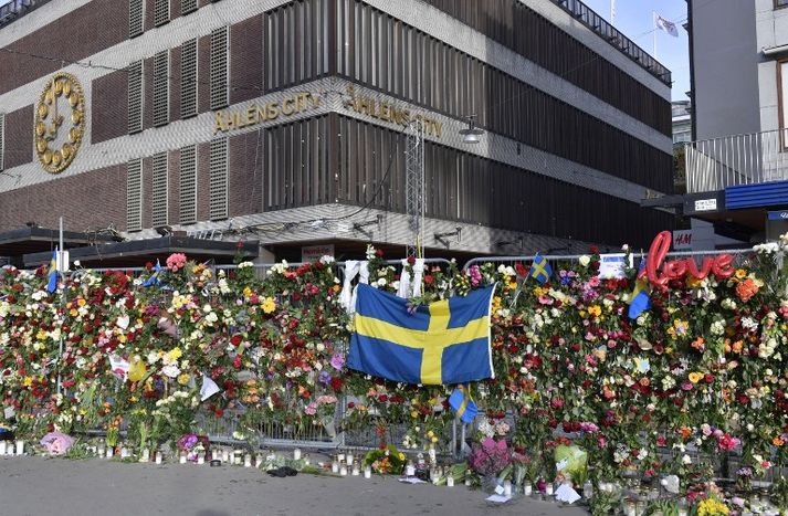 Árásin átti sér stað í miðborg Stokkhólms skömmu fyrir klukkan 15 á föstudag að staðartíma.