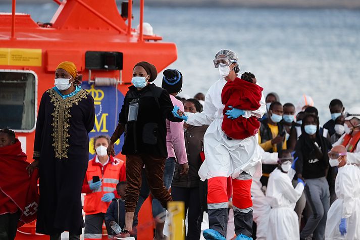 Hópur flóttamanna kemur á land á eyjunni Fuerteventura eftir að hafa verið bjargað úr báti á hafi úti. Að meðaltali koma 100 börn á dag til Kanaríeyja í hópi flóttamannanna.