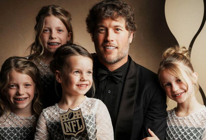 Matthew Stafford, leikstjórnandi Los Angeles Rams og verðmætasti leikmaður NFL-tímabilsins, með dætrum sínum fjórum.