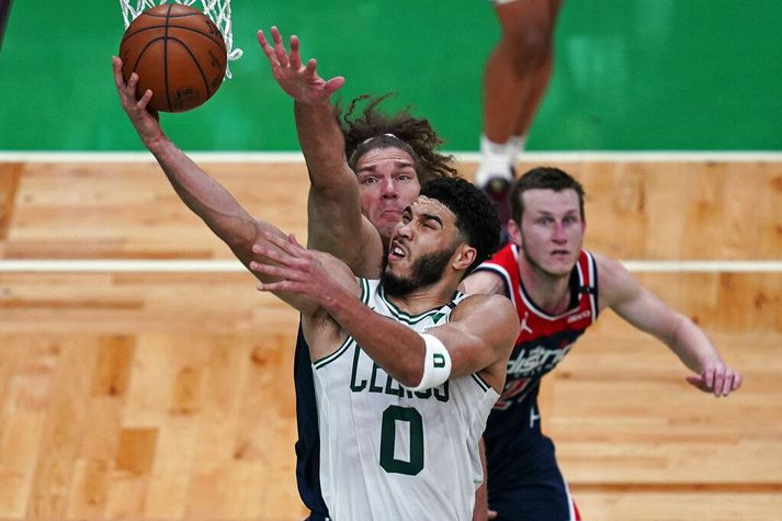 Jayson Tatum keyrir að körfu Washington Wizards í sigrinum í nótt.