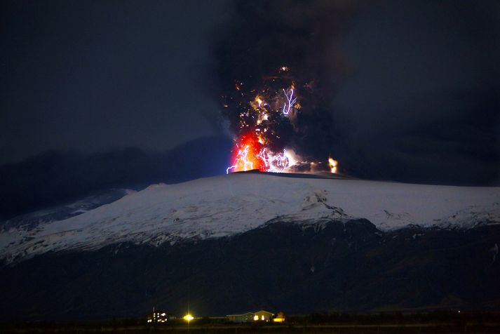 Frá eldgosinu í Eyjafjallajökli. Gosið í toppgígnum stóð frá 14. apríl til 23. maí 2010.