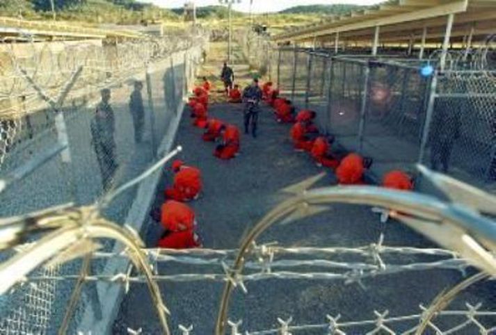 Grunaðir fangar í herstöð Bandaríkjamanna í Guantanamo á Kúbu.