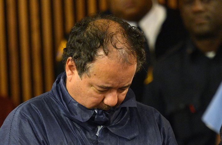 Ariel Castro alútur í réttarsal.