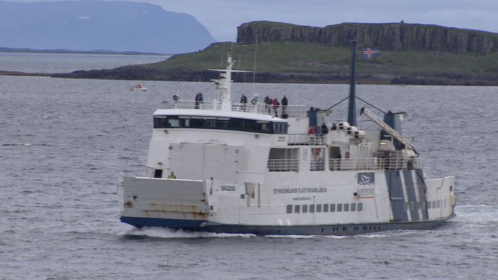 Baldur að koma inn til Brjánslækjar á Barðaströnd.