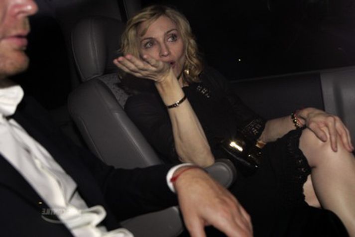 Madonna sést hér yfirgefa Jerúsalem með eiginmanni Guy Ritchie.