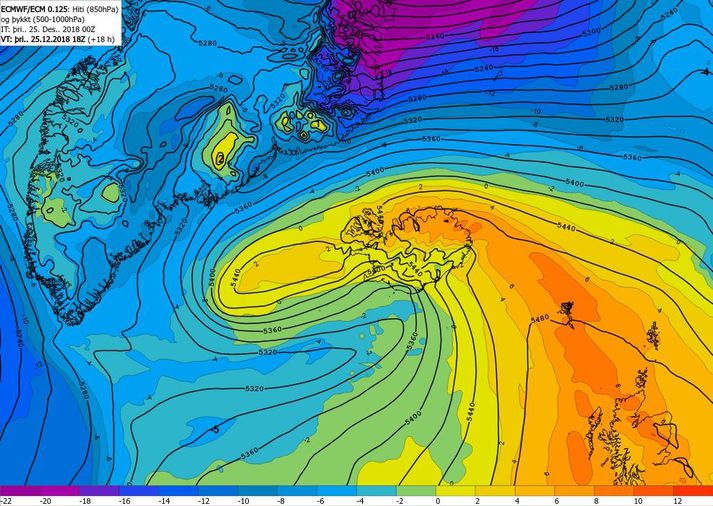 Hlýja loftið á leið til norðurs sést glöggt á korti Veðurstofunnar sem Einar birti með færslu sinni.