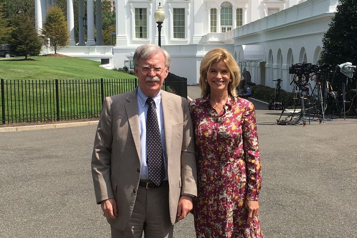 Við Hvíta húsið. John Bolton þjóðaröryggisráðgjafi og Carla Sands, sendiherra Bandaríkjanna í Danmörku.