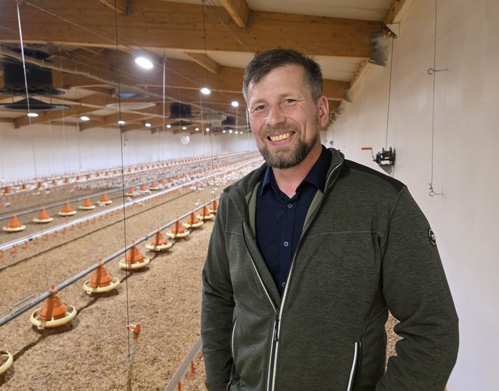 Sigurður Óskar Óskarsson, bústjóri á Ásmundarstöðum, sem er mjög ánægður í sínu starfi með sitt góða starfsfólk.