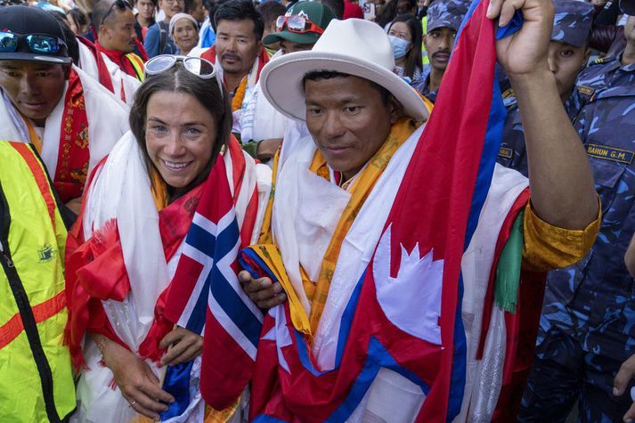 Harila og sjerpinn Tenjen Sherpa fagna nýju heimsmeti. Þau klifu fjórtán hæstu tinda heims á aðeins 92 dögum. Gamla metið var 189 dagar. 