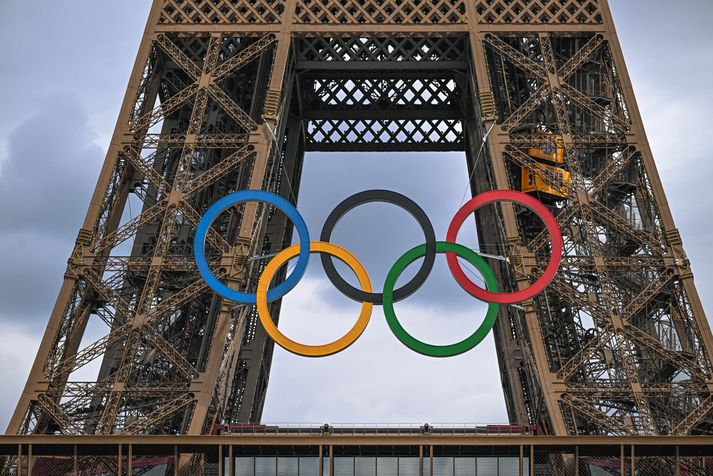 Ólympíuhringirnir á Eiffel turninum í París. Spennan er að magnast i borginni enda bara tvær vikur í leikanna.