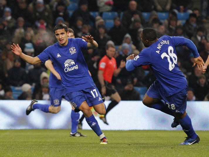 Tim Cahill fagnar marki sínu í kvöld.