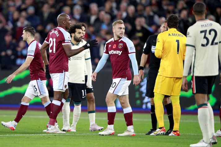 Alisson reynir að útskýra það fyrir Craig Pawson hvað gerðist í horninu.