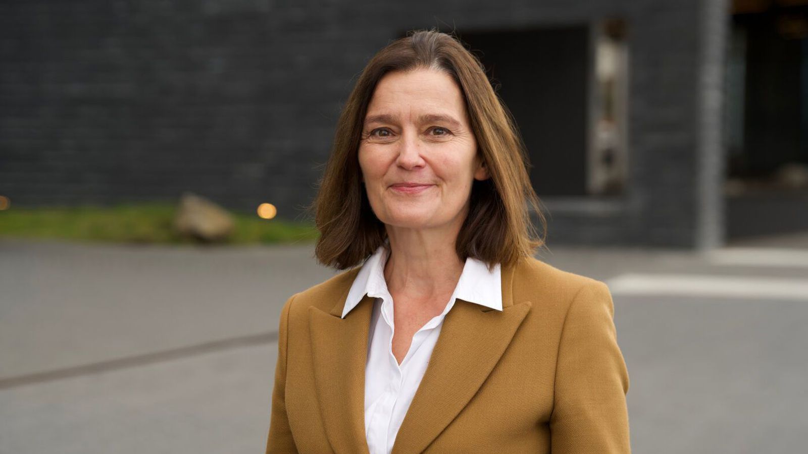 Þúsundir barna bíða mánuðum saman