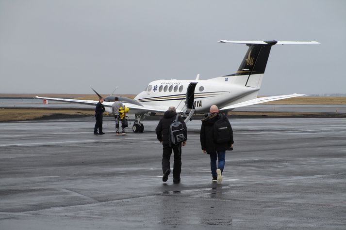 Starfsmenn Ístaks á Reykjavíkurflugvelli á leið til Grænlands með flugvél Mýflugs.