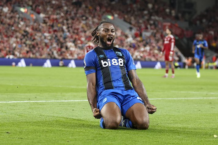 Antoine Semenyo fagnar marki fyrir Bournemouth á móti Liverpool á Anfield á þessu tímabili.