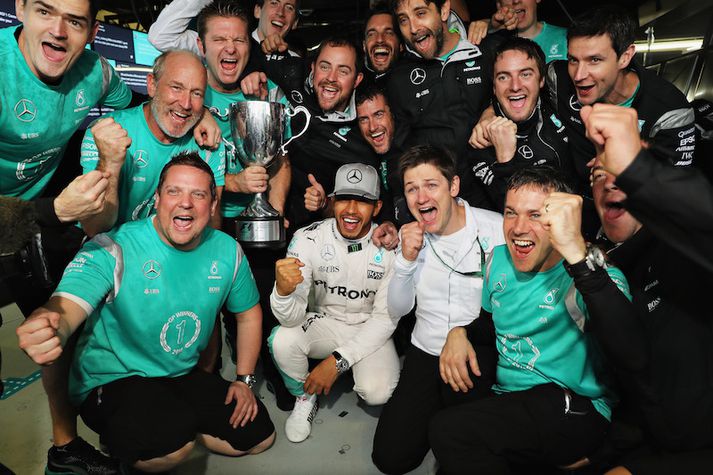 Lewis Hamilton fagnar með liðinu sínu.