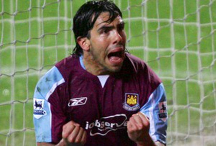 Carlos Tevez fagnar hér marki sínu úr vítaspyrnu í kvöld