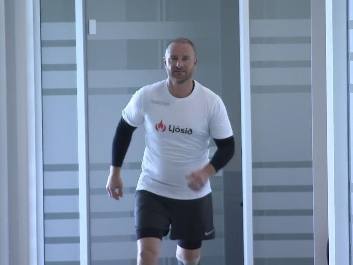 Kim de Roy hleypur fyrir ljósið.