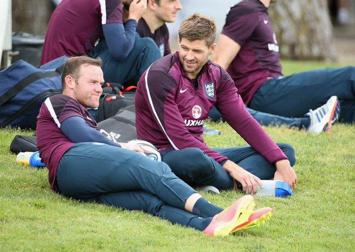 Óvinir í vetur - vinir í sumar. Wayne Rooney og Steven Gerrard ræða saman á æfingu í Portúgal.