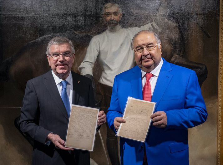 Alisher Usmanov og Thomas Bach, forseti Alþjóðaólympíunefndarinnar, með handritið.