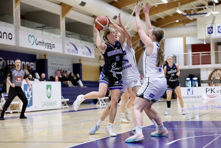 Abby Beeman í þann mund að gefa eina af 20 stoðsendingum sínum í kvöld.