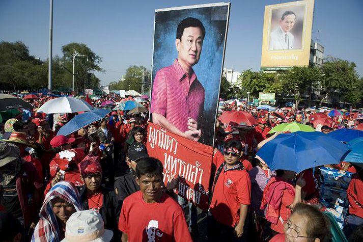 Krefjast nýrra kosninga Mótmælendur í Bangkok vilja fyrrverandi forsætisráðherra Thaksin Shinawatra aftur til valda.
nordicphotos/AFP