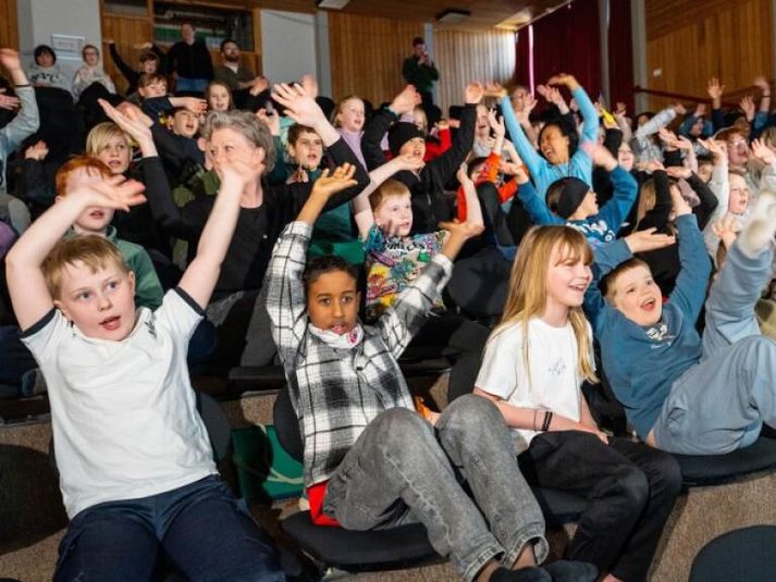 Stemmningin var mikil þegar VÆB-bræður frumflutti lag Barnamenningarhátíðar í Breiðholtsskóla í gær. 