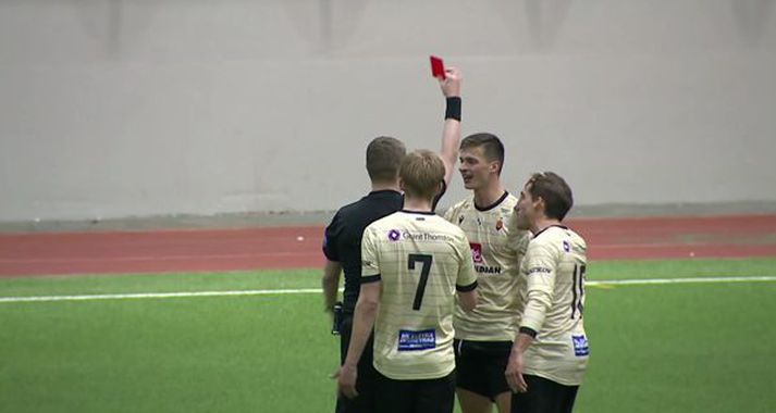 Karl Friðleifur Gunnarsson fékk að líta rauða spjaldið þegar korter var til leiksloka, og Víkingar 2-0 yfir gegn HK. Þeir lönduðu þó sigri og juku forskot sitt á toppi Bestu deildarinnar.