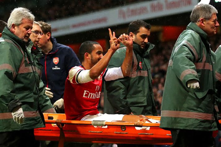 Walcott var borinn út af í leik Arsenal og Tottenham í janúar.