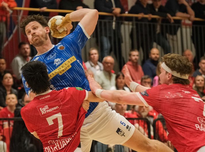 Rúnar Kárason sækir að marki Vals í leik kvöldsins.