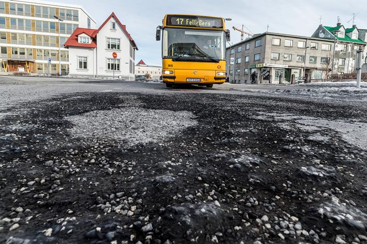 Gatnamótin við Hlemm eru verulega illa farin. Þar fer Strætó eðli máls samkvæmt mikið um, ásamt annarri bílaumferð.