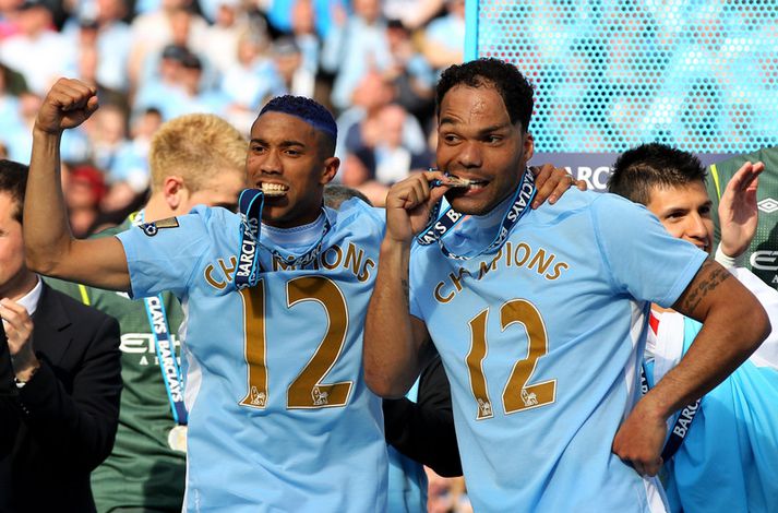 Joleon Lescott, tl hægri, vann titilinn með Manchester City.