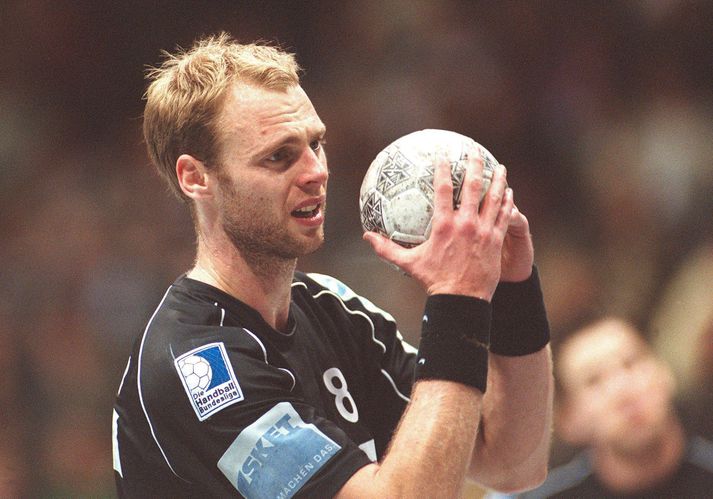 Ólafur Stefánsson býr sig undir að taka vítakast í leik með Magdeburg í mars árið 2002. Þá var hann 28 ára gamall og af mörgum talinn einn besti handboltamaður heims ef ekki sá besti.