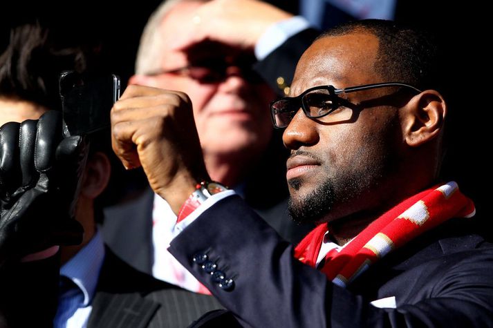 LeBron James sést hér á Anfield þegar hann mætti á leik Liverpool og Manchester United.