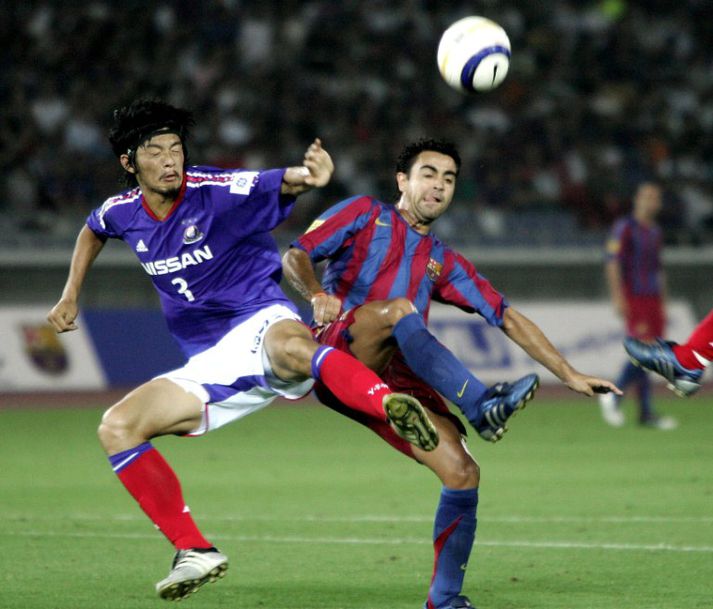 Matsuda í baráttu við Xavi hjá Barcelona árið 2005.