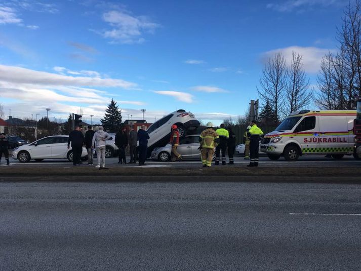 fjórir bílar lentu saman á gatnamótum Hafnarfjarðavegar og Lyngáss um klukkan 18.