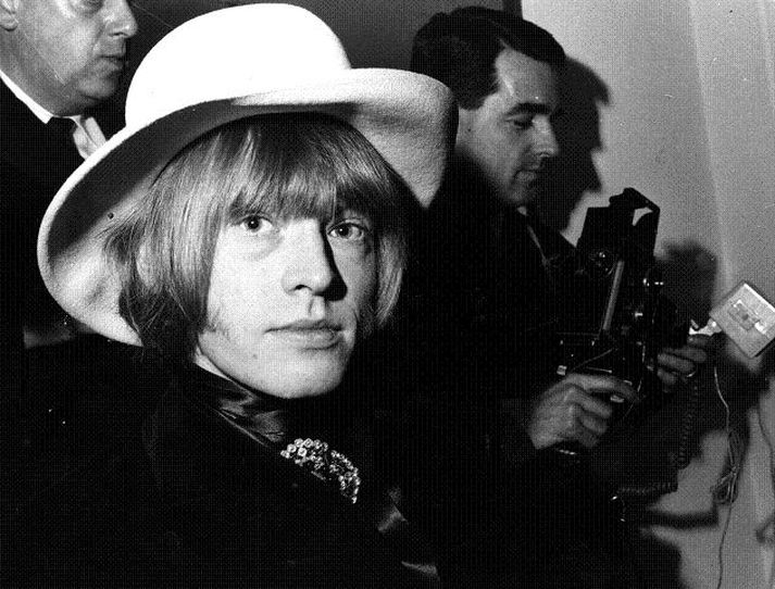 Einn af stofnendum The Rolling Stones fannst látinn í sundlaug fyrir fjörutíu árum.